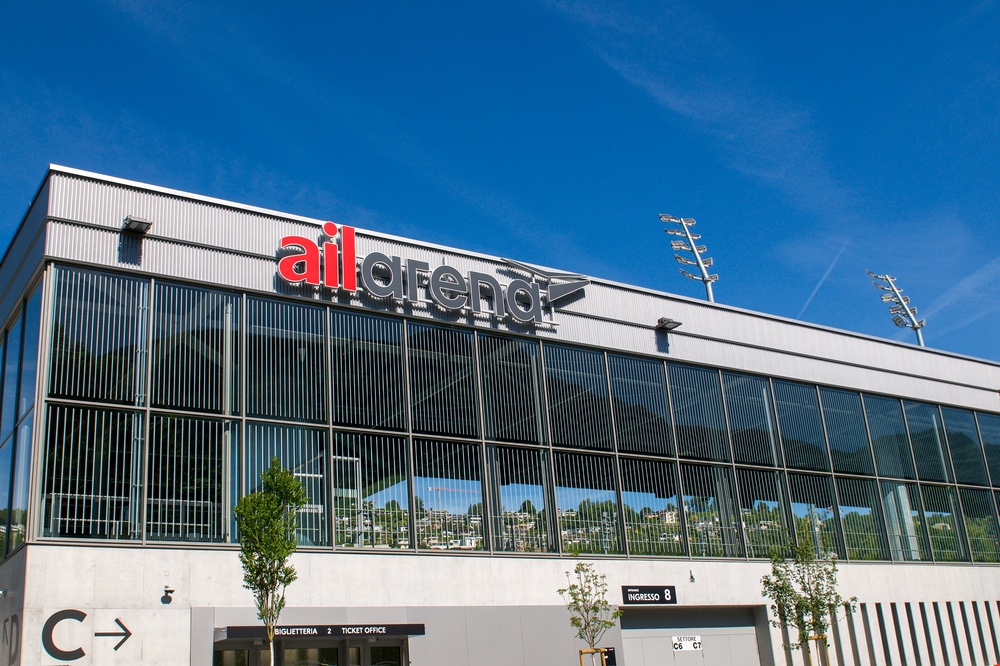 Fassade der AIL Arena in Lugano, Spielort von Lugano gegen Roter Stern Belgrad