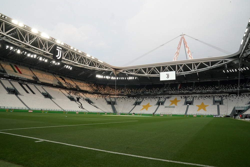Innenraum des Allianz Stadium in Turin, Spielort von Juventus Turin gegen Lazio Rom