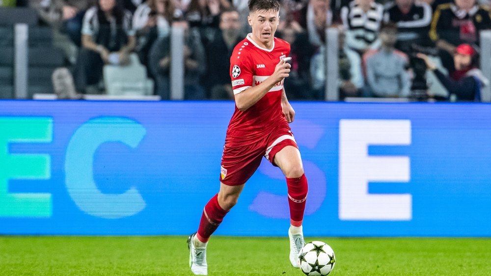 Angelo Stiller vom VfB Stuttgart am Ball