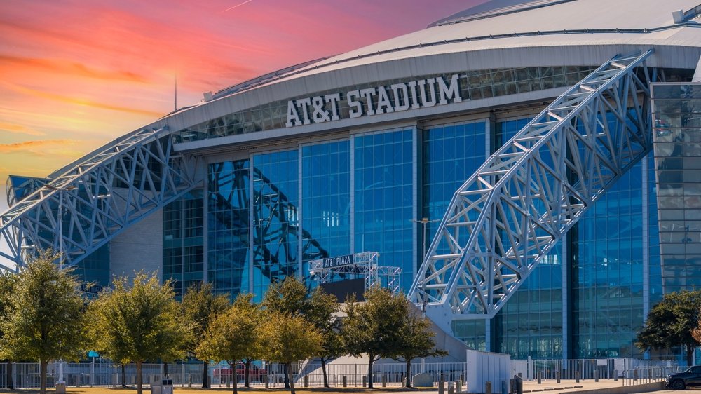 AT&T Stadium in Arlington bei Sonnenuntergang, Heimstadion der Dallas Cowboys vor dem Thursday Night Game gegen die Buccaneers