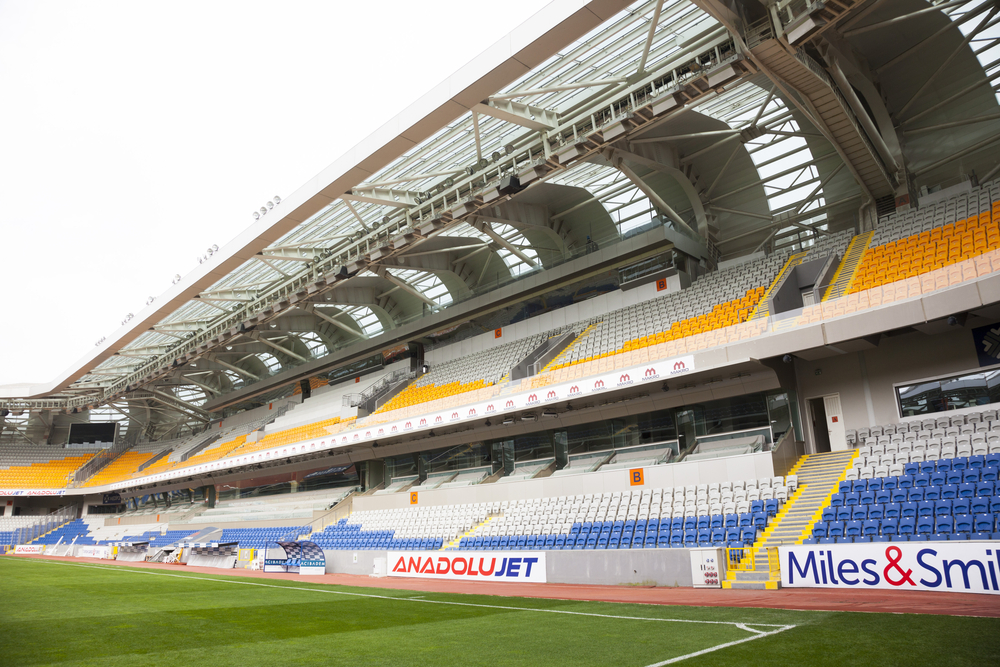Tribüne des Başakşehir-Fatih-Terim-Stadions in Istanbul, Spielort gegen Gaziantep