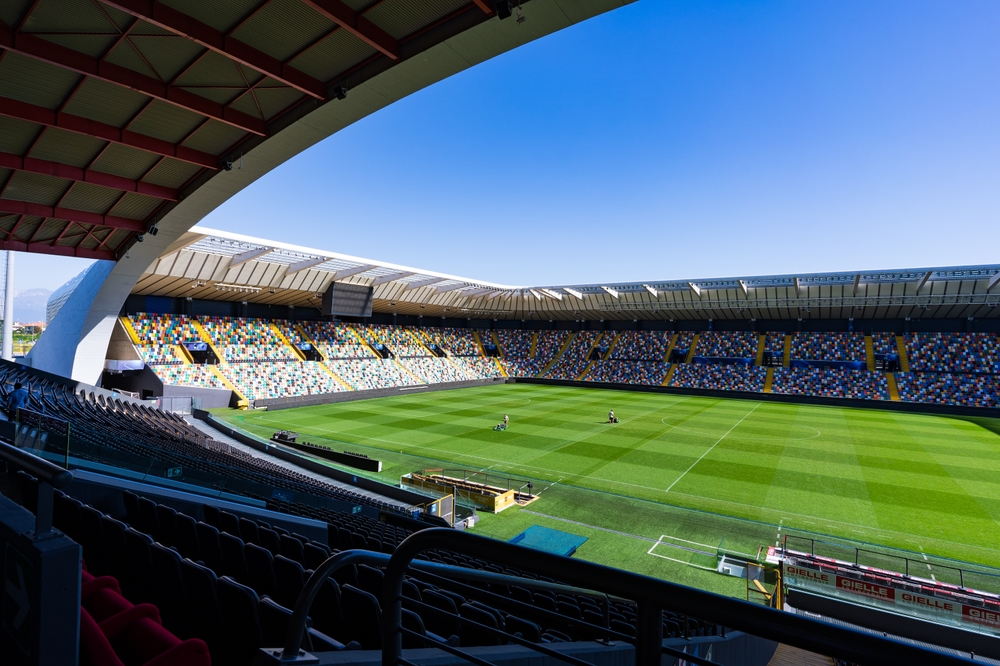 Innenraum des Bluenergy Stadium in Udine, Spielort von Udinese Calcio gegen US Lecce