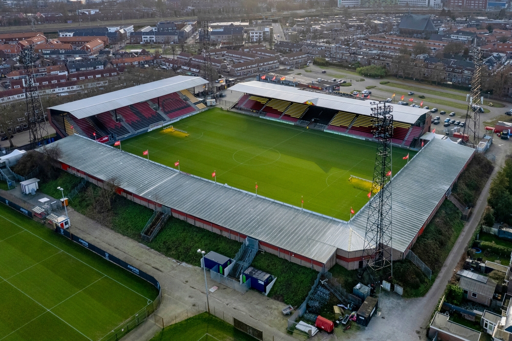 Luftbild von De Adelaarshorst, wo die Go Ahead Eagles Sparta Rotterdam empfangen