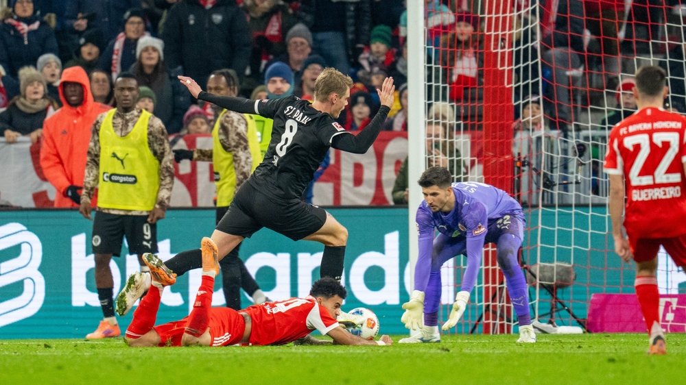 Eric Smith vom FC St. Pauli im Strafraum