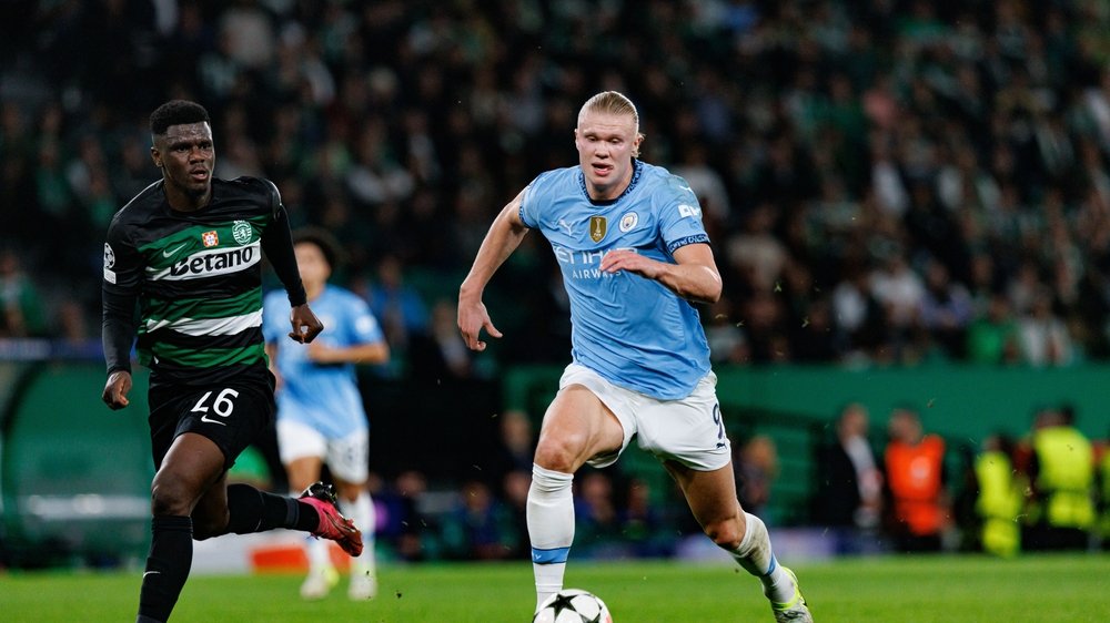 Erling Haaland im Trikot von Manchester City am Ball