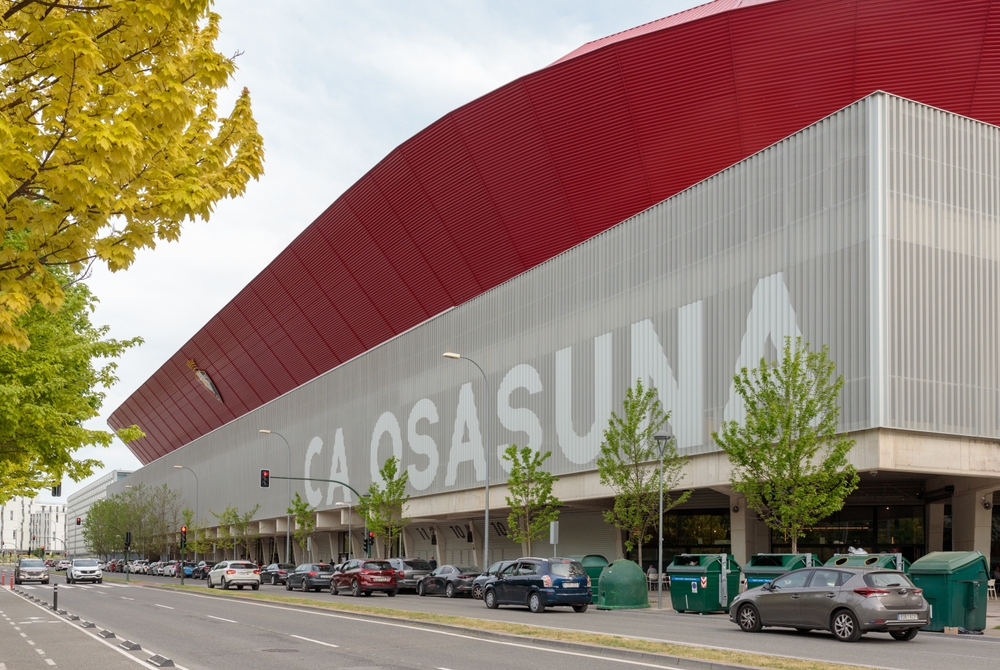 Außenansicht des Estadio El Sadar in Pamplona mit Osasuna-Schriftzug, Spielort gegen Racing Santander