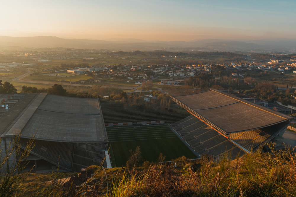 Estádio Municipal de Braga im Abendlicht von oben, Spielort von Sporting Braga gegen KAA Gent