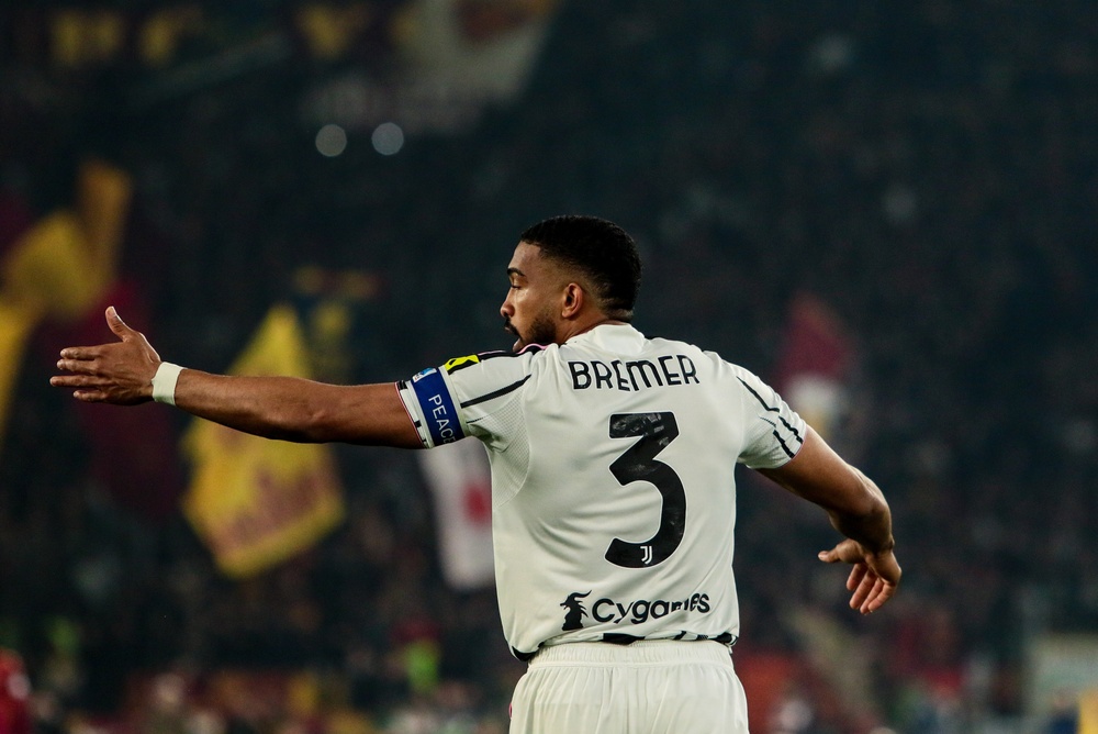 Gleison Bremer mit Kapitänsbinde im Trikot von Juventus Turin