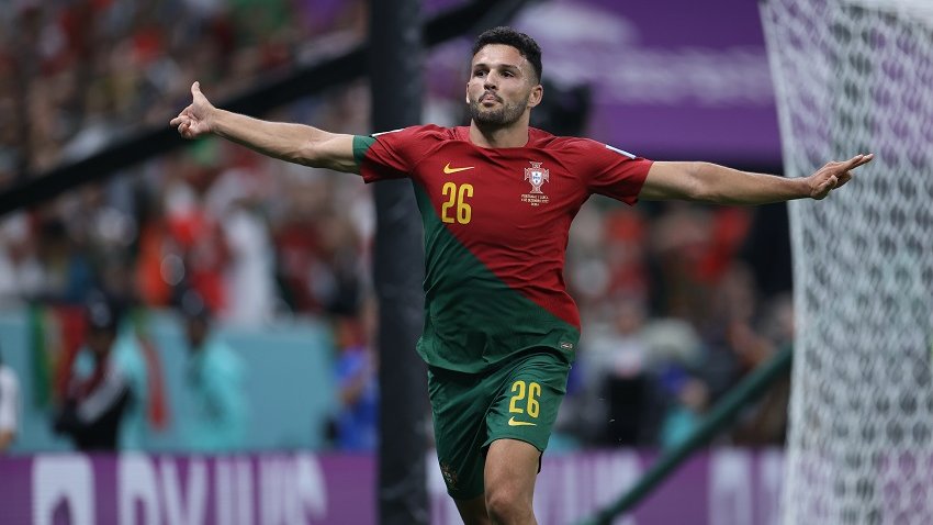Gonçalo Ramos jubelt im Trikot der portugiesischen Nationalmannschaft, er stürmt gegen Dänemark statt Ronaldo