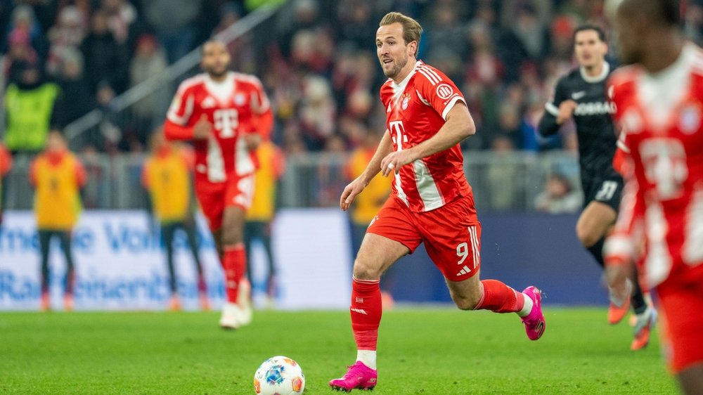 Harry Kane im Trikot des FC Bayern München am Ball