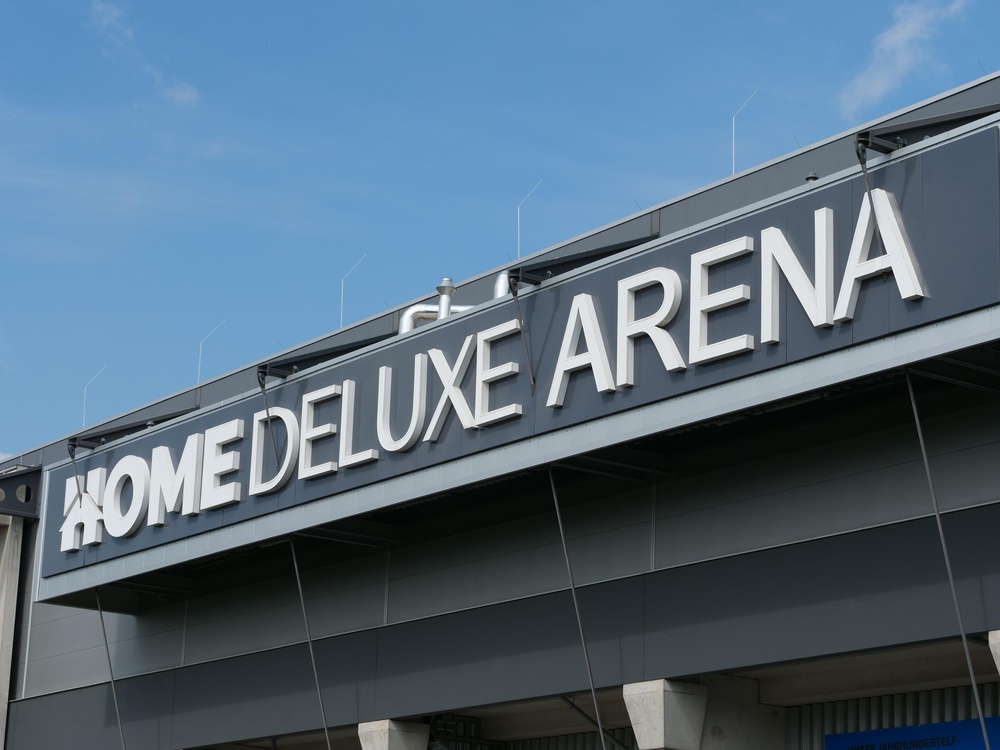 Schriftzug an der Fassade der Home Deluxe Arena, Spielort des SC Paderborn gegen den HSV
