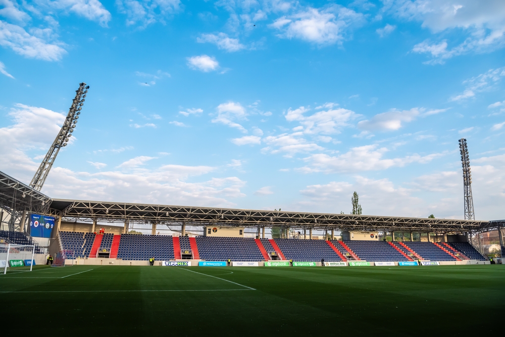 Innenraum des Illovszky-Rudolf-Stadions in Budapest, neutraler Spielort von Belarus gegen Finnland