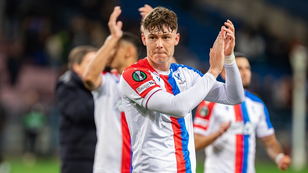 Jørgen Strand Larsen von Crystal Palace applaudiert den Fans