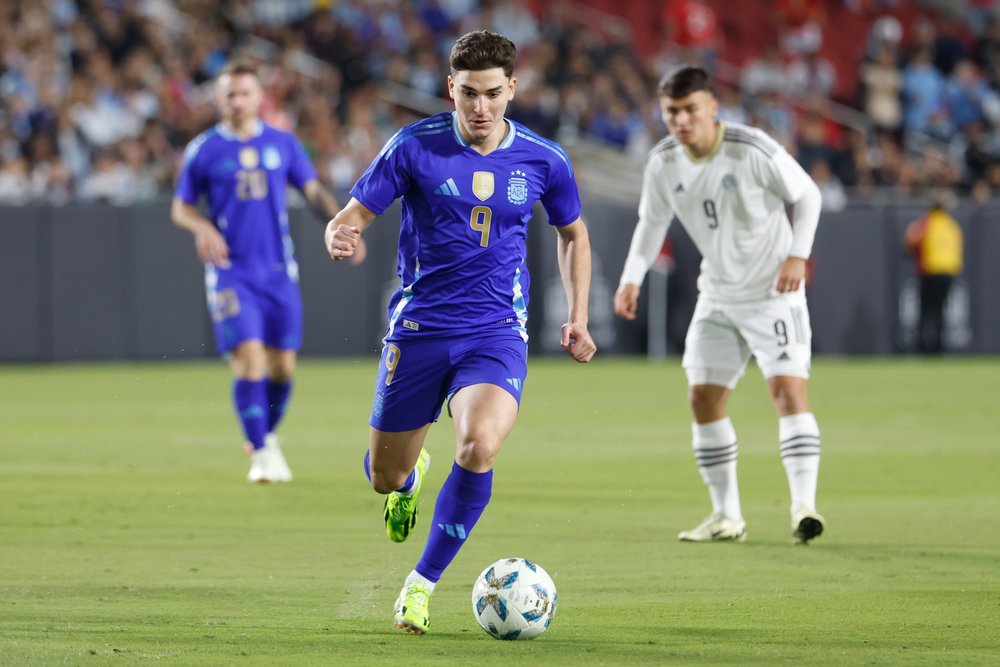Julián Álvarez von Atlético Madrid am Ball, hier im Trikot der argentinischen Nationalmannschaft