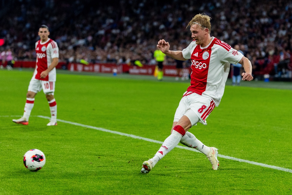 Julian Brandt im Trikot von Ajax Amsterdam bei einer Flanke im Eredivisie-Heimspiel
