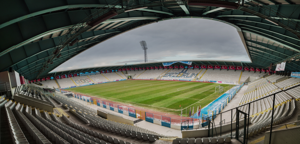 Innenraum des Kazım-Karabekir-Stadions in Erzurum, Spielort von Erzurumspor gegen Eyüpspor