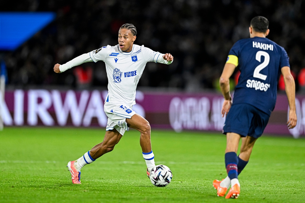 Kévin Danois im Trikot der AJ Auxerre am Ball