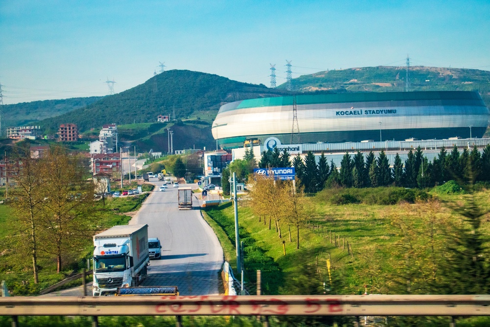 Außenansicht des Kocaeli-Stadions bei İzmit, Spielort von Kocaelispor gegen Göztepe