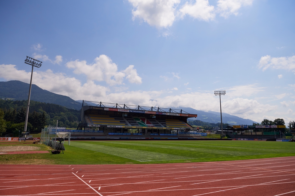 Lavanttal-Arena in Wolfsberg mit Haupttribüne, Spielort des Wolfsberger AC gegen die WSG Tirol