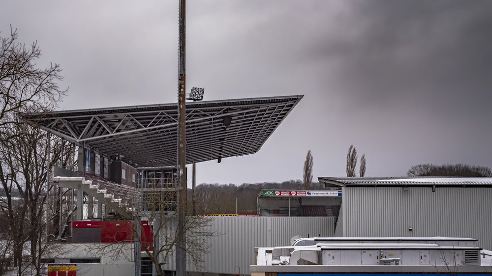 Tribüne des Stadions der Freundschaft in Cottbus, Spielort von Energie Cottbus gegen den VfL Bochum