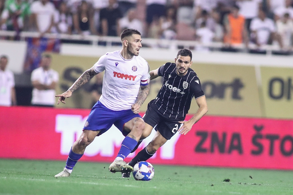 Hajduk-Kapitän Marko Livaja am Ball bei einem Europapokalspiel im Stadion Poljud
