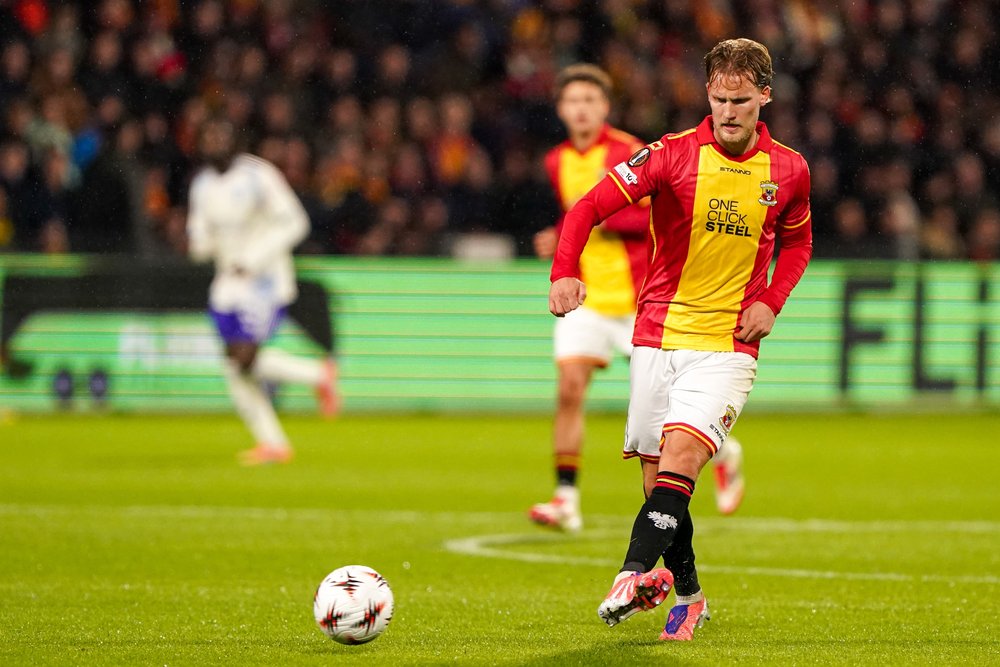 Melle Meulensteen im Trikot der Go Ahead Eagles am Ball