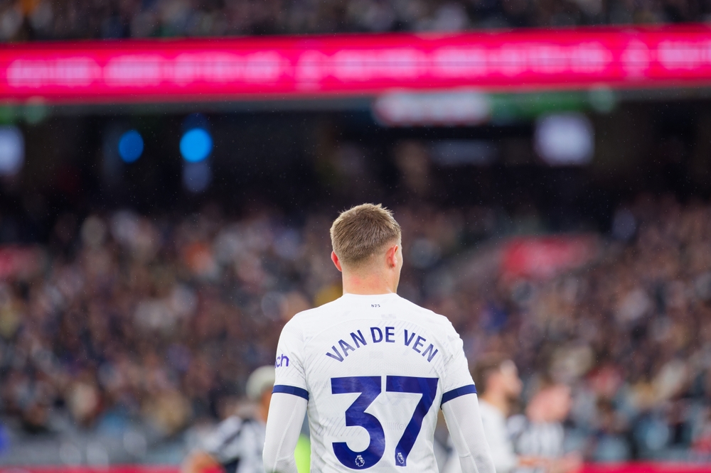 Micky van de Ven im Trikot von Tottenham Hotspur mit der Rückennummer 37