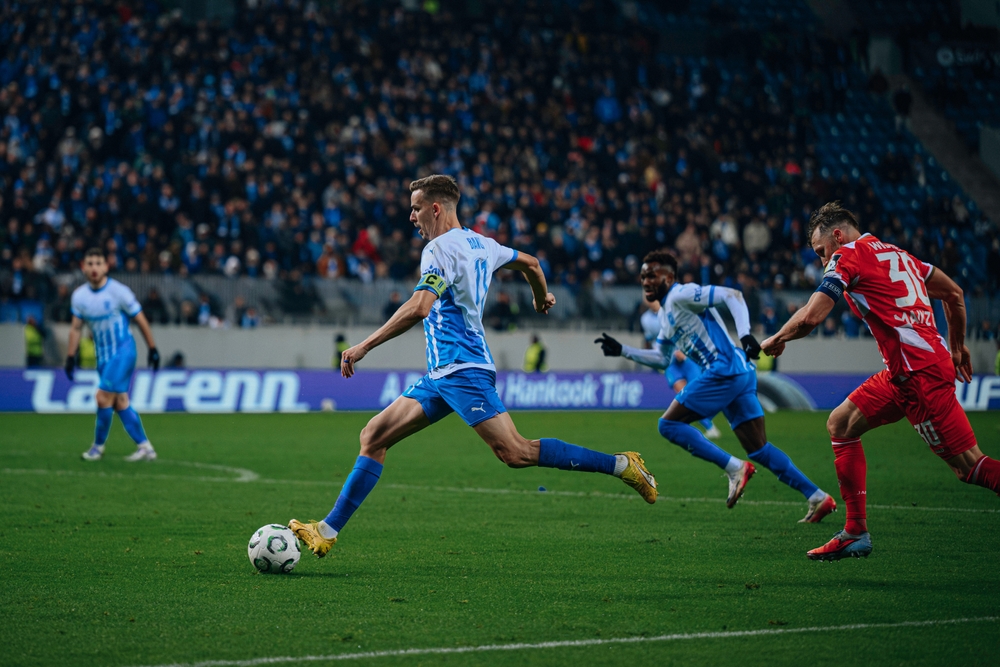 Craiova-Kapitän Nicușor Bancu am Ball in einem Conference-League-Spiel im Stadion Ion Oblemenco