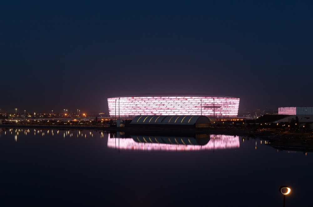 Olympiastadion Baku am Boyuk-Shor-See bei Nacht, Spielort von Sabah FK gegen Borussia Dortmund