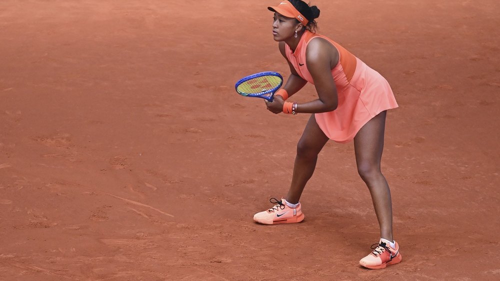 Naomi Osaka in Erwartung des Aufschlags, Osaka trifft in Peking im Achtelfinale auf Karolina Muchova