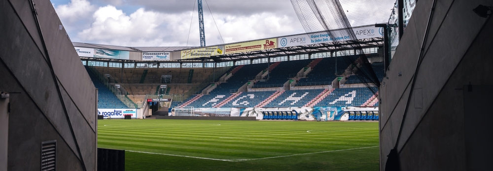 Blick aus dem Spielertunnel in den Innenraum des Ostseestadions