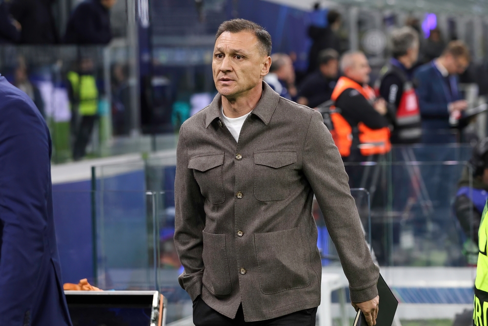 Kairat-Trainer Rafael Urazbakhtin auf dem Weg zur Bank bei einem Champions-League-Spiel