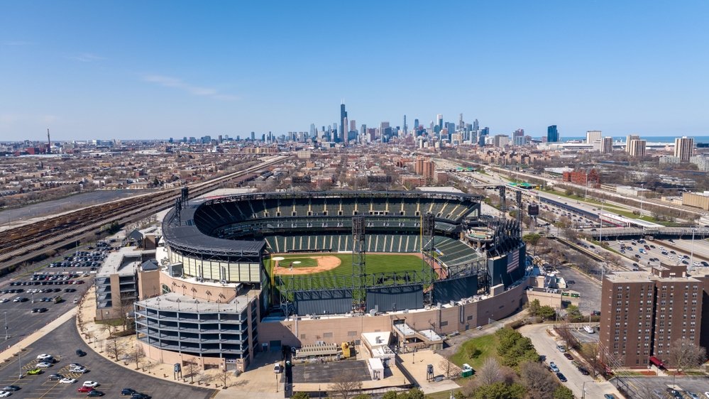 Luftaufnahme des Rate Field der Chicago White Sox mit der Skyline von Chicago, Spielort von ALDS Spiel 3 gegen die Guardians