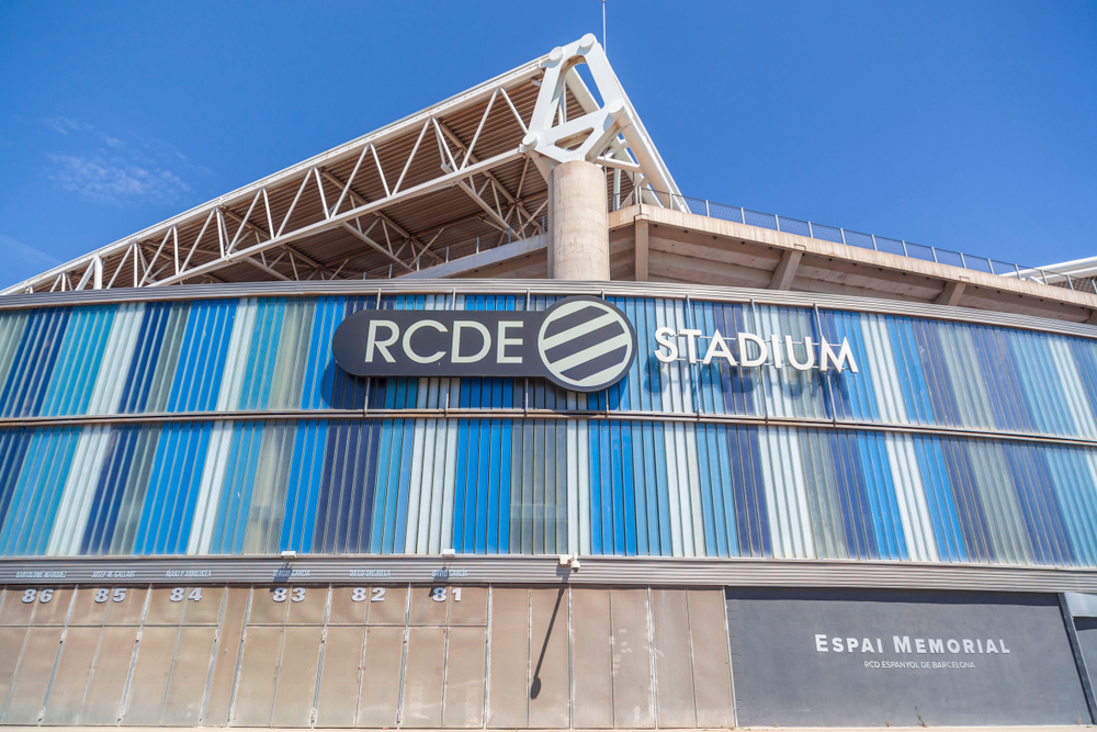 Fassade des RCDE Stadium in Cornellà de Llobregat, Spielort von Espanyol gegen Atlético Madrid