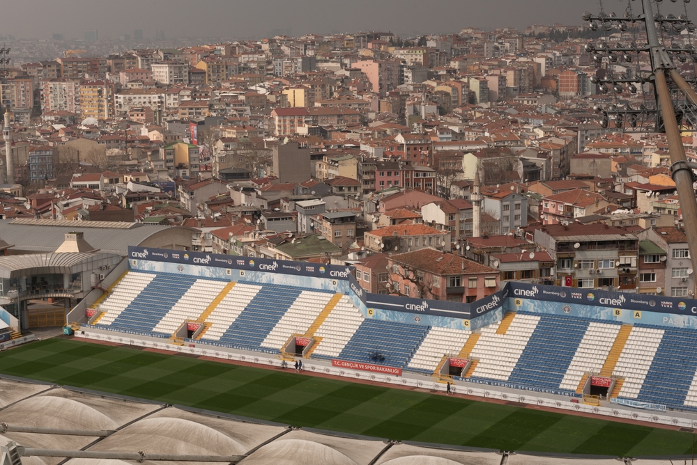 Tribüne des Recep-Tayyip-Erdoğan-Stadions in Istanbul-Kasımpaşa, Spielort gegen Samsunspor