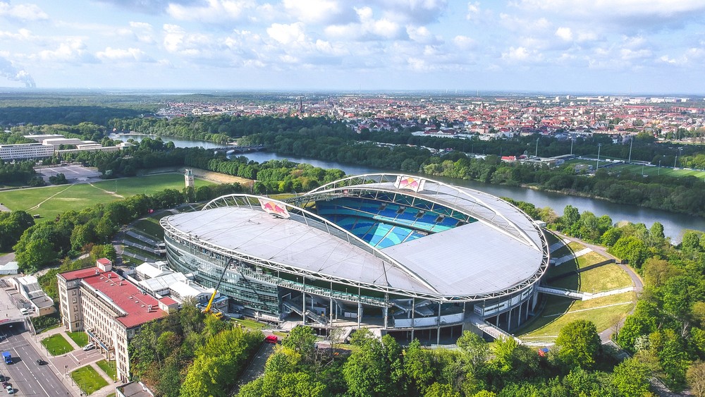 Luftaufnahme der Red Bull Arena in Leipzig, Spielort von RB Leipzig gegen die SV Elversberg