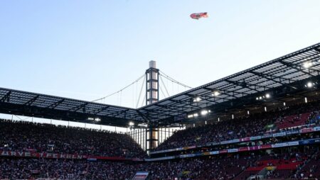 Welcher Sender überträgt Köln gegen Schalke live im TV & Stream? (24.10.2026)