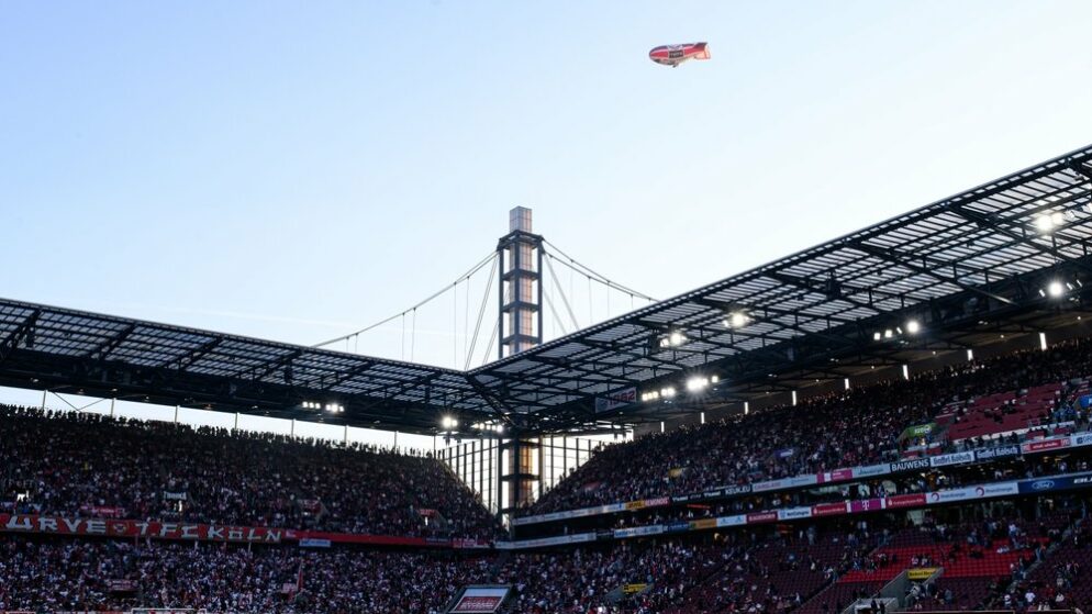 Welcher Sender überträgt Köln gegen Schalke live im TV & Stream? (24.10.2026)
