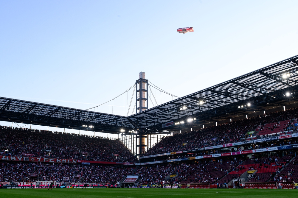 Innenraum des RheinEnergieStadions in Köln mit den Pylonen, Spielort des 1. FC Köln gegen Schalke 04