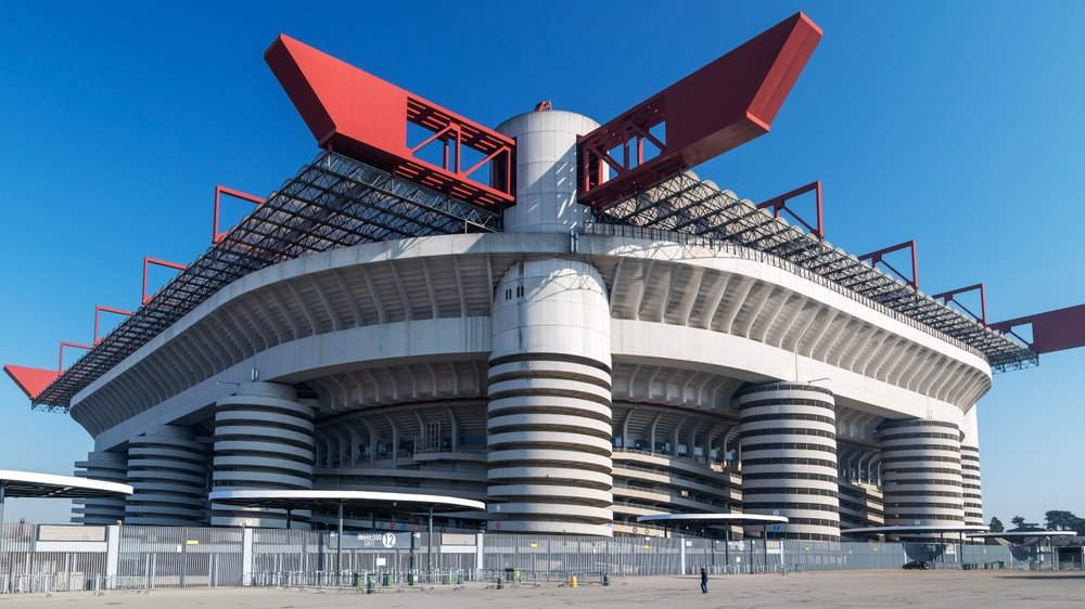 Außenansicht des San Siro in Mailand, Spielort des Derbys AC Mailand gegen Inter