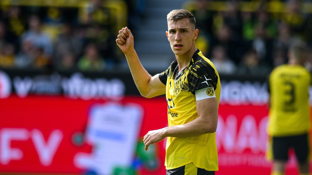 Nico Schlotterbeck im Trikot von Borussia Dortmund mit geballter Faust, sein Einsatz gegen Werder Bremen ist fraglich