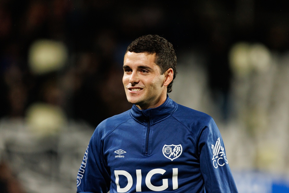 Sergio Camello im Aufwärmshirt von Rayo Vallecano
