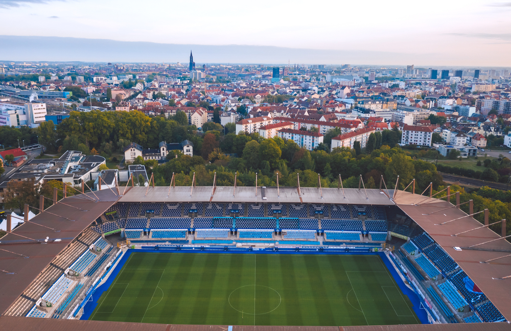 Luftbild des Stade de la Meinau in Straßburg, Spielort von Racing Straßburg gegen PSG