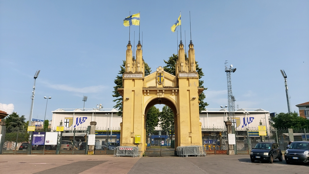 Eingangstor des Stadio Ennio Tardini in Parma, Spielort von Parma Calcio gegen den FC Turin
