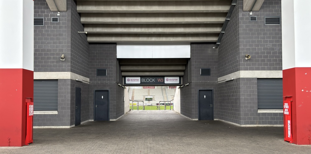 Tribüneneingang im Stadion an der Hafenstraße in Essen