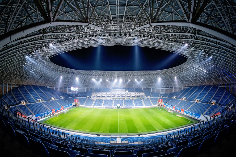 Innenraum des Stadions Ion Oblemenco in Craiova, Spielort von Universitatea Craiova gegen Getafe