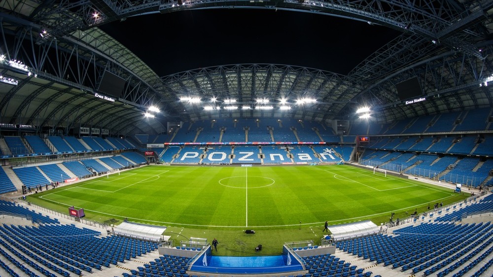Innenraum des Stadion Miejski in Posen, Spielort von Lech Posen gegen Leverkusen