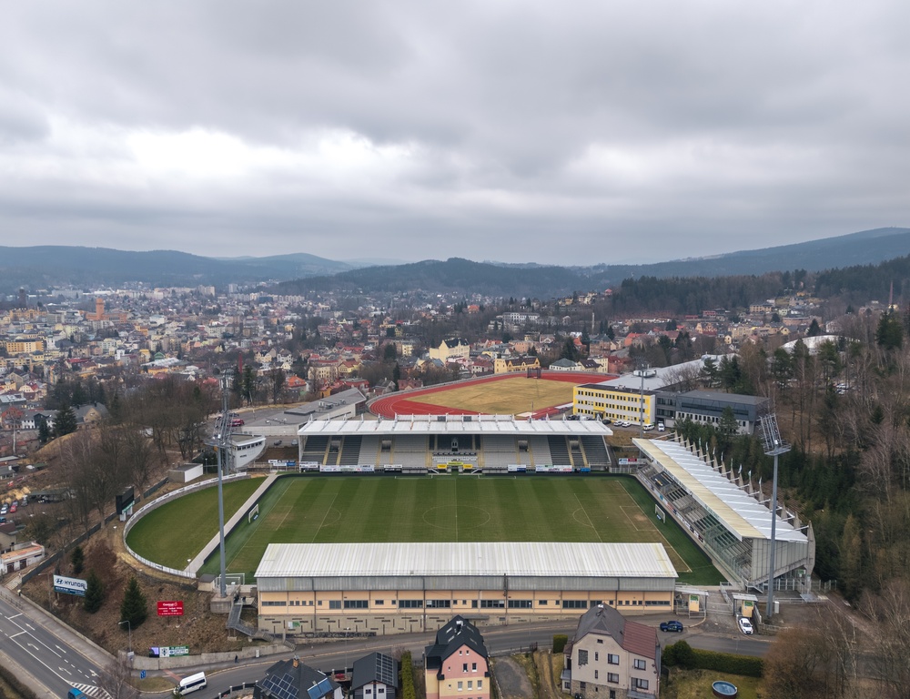 Stadion Střelnice in Jablonec aus der Luft, Spielort des FK Jablonec gegen Brighton und Hove Albion