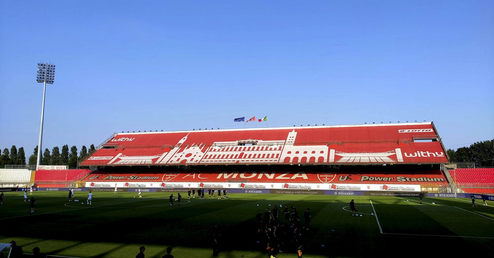 Haupttribüne des U-Power Stadium in Monza, Spielort von AC Monza gegen Cagliari Calcio