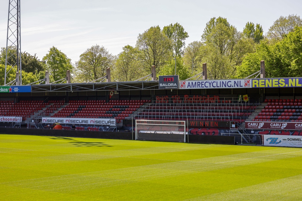Haupttribüne im Van Donge & De Roo Stadion, Spielort von Excelsior gegen Twente